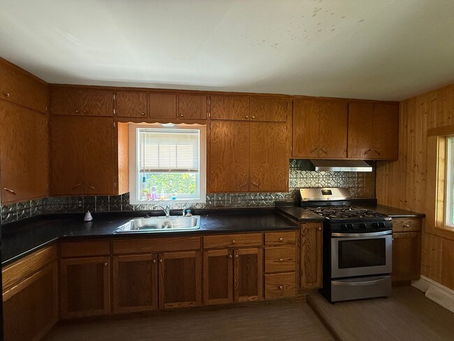 Building Photo - Charming 3-Bedroom Single Family Home in C...