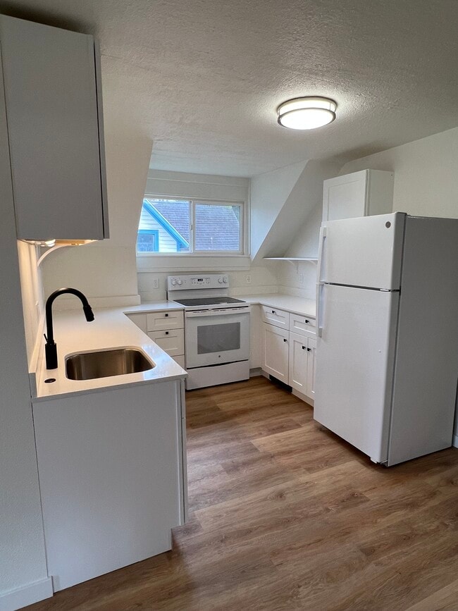 Kitchen - 2509 Oakes Ave
