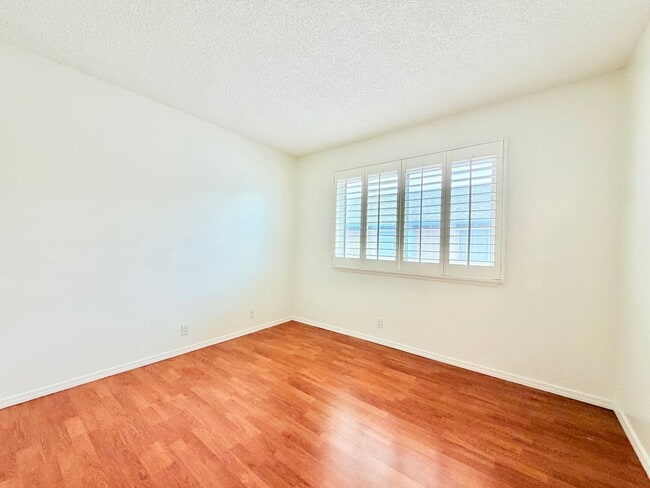 Building Photo - Beautiful two bedroom one bath