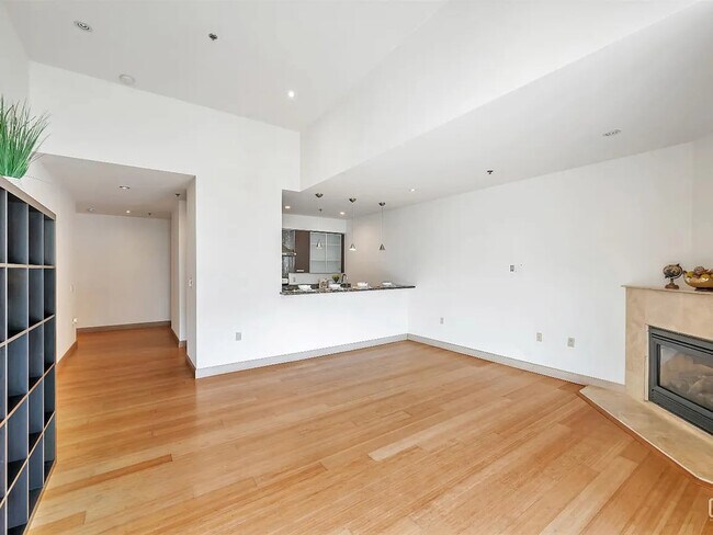 Building Photo - 368 Elm St