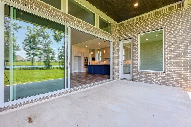 Building Photo - 10334 Fountain Shore Dr