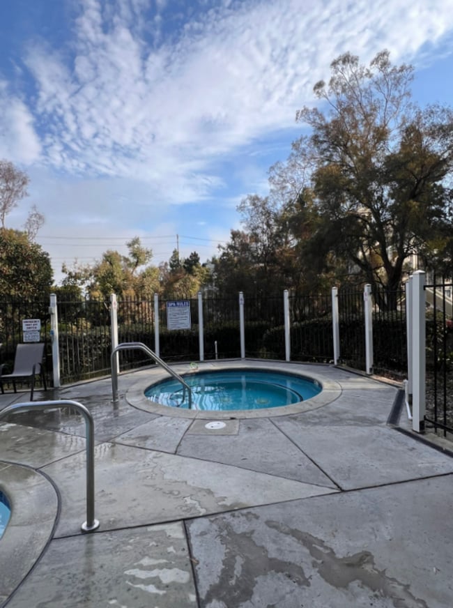 Building Photo - 1 bed/ 1 bath Condo in Goleta-Eucalyptus Grove HOA