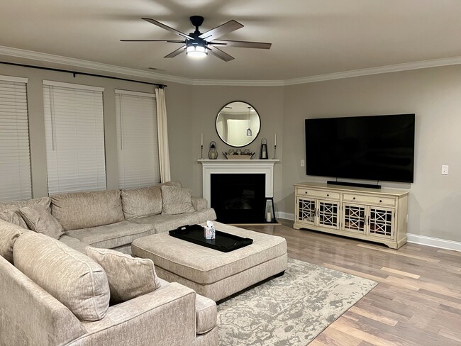 Family Room - 639 Newlyn Dr