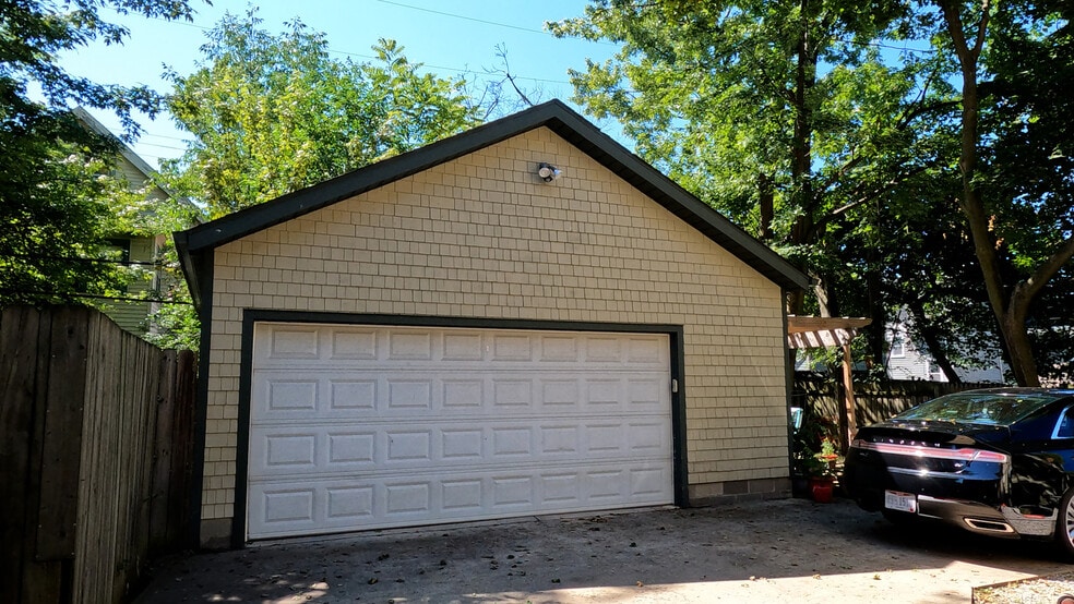 Building Photo - 1652 Hillcrest Rd
