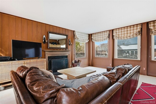 Building Photo - 74 Peacock Ln