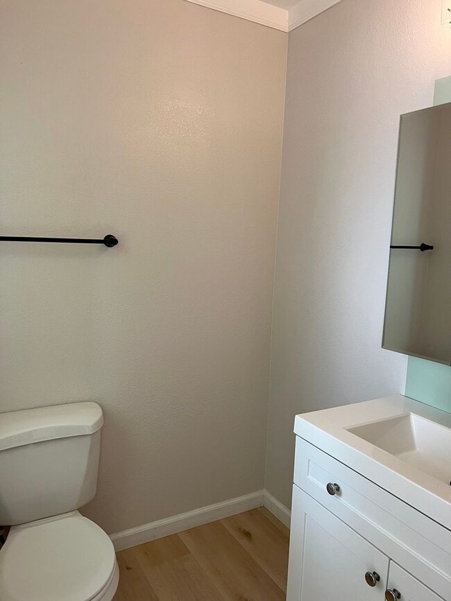 Building Photo - UPDATED TOWNHOME, COMMUNITY POOL, BRIGHT R...