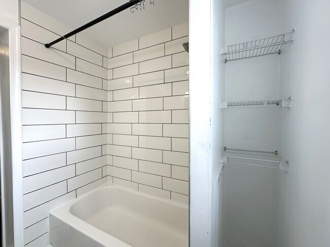 Building Photo - Stunning 4-Bedroom Townhome in the Heart of Fishtown! Available NOW!