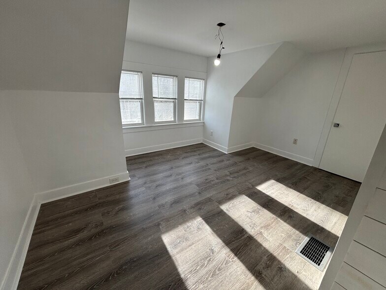 Building Photo - 1744 Farmington Ave