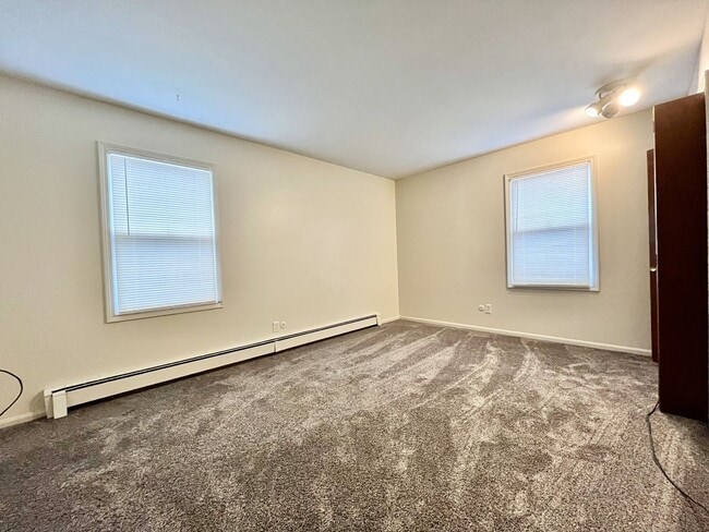 Building Photo - Two Bedroom Apartment in Northwest Grand Rapids - $400 Off Move-in by 2/15/26!