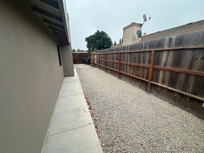 Building Photo - 547 De Leon Dr