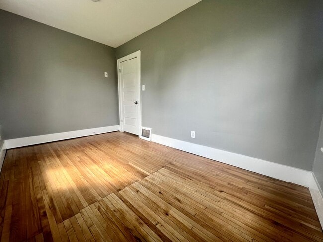 Building Photo - Breathtaking 3 bedroom 1 bath house in Minneapolis!!