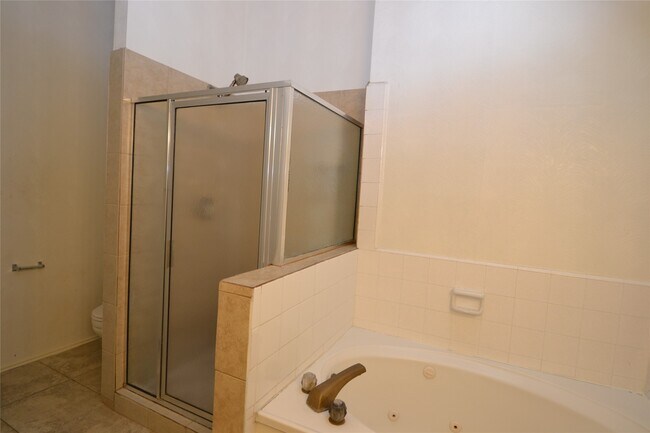 Building Photo - 12410 Meadow Briar Dr