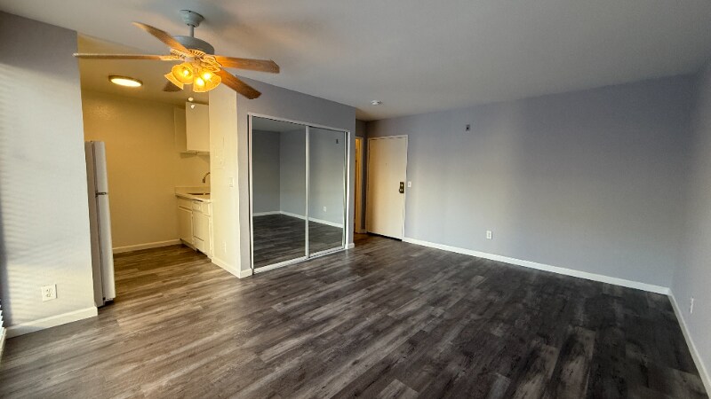 Building Photo - 7044 Hawthorn Ave