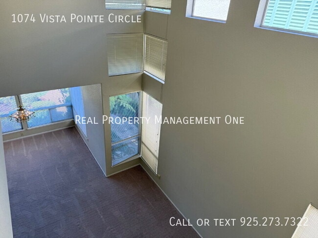 Building Photo - 1074 Vista Pointe Cir