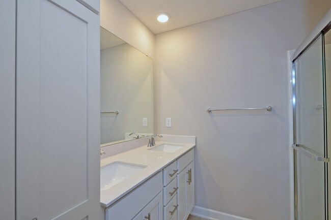 Building Photo - Beautiful 3-Bed 3-Bath Townhome in Blaine!