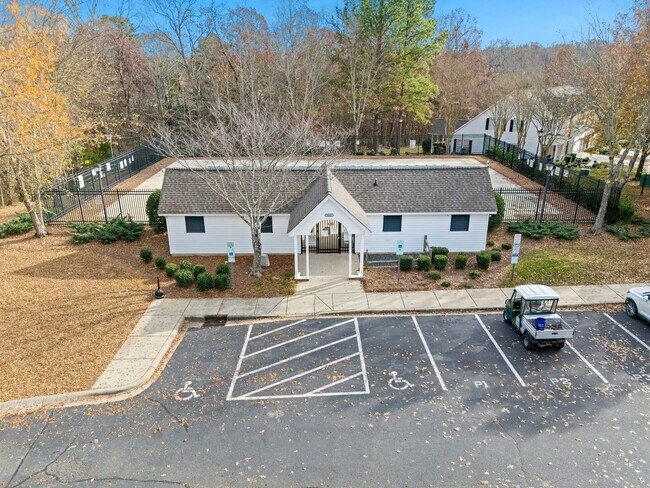 Building Photo - This immaculate 3-bed, 2.5 bath townhome in the Olde Stone Crossing community with the primary be...