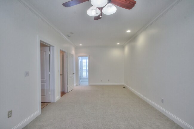 Building Photo - 4335 N Chapel Rd