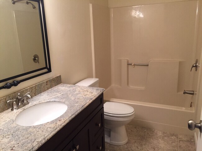 Building Photo - 42 Maple St