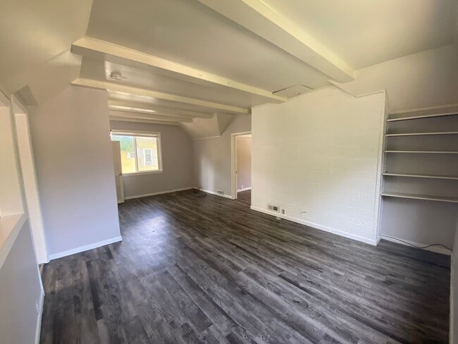 Building Photo - 1 Bed / 1 Bath Upstairs Unit with Private Balcony – Riverside Gardens