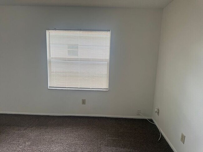 Building Photo - Lovely 1/2 Duplex in St Cloud