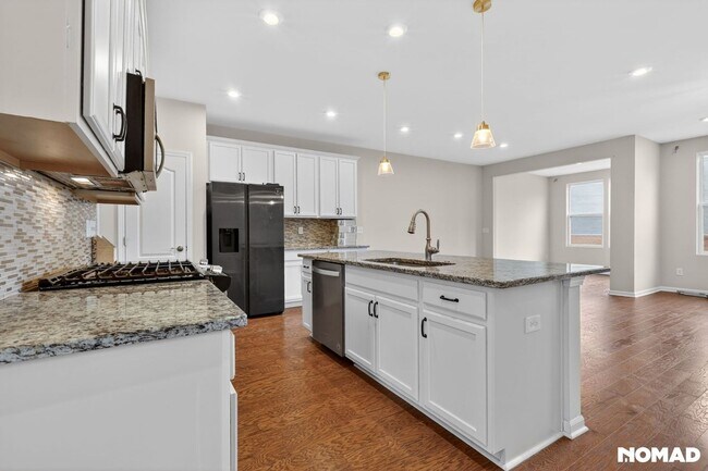 Building Photo - 2851 Fairgrove Cres