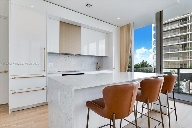 Building Photo - 2655 S Bayshore Dr