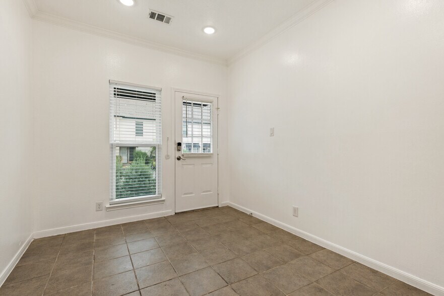 Building Photo - 1307 Kinney Ave