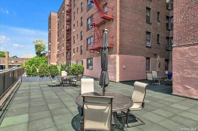 Building Photo - 83-40 Austin St