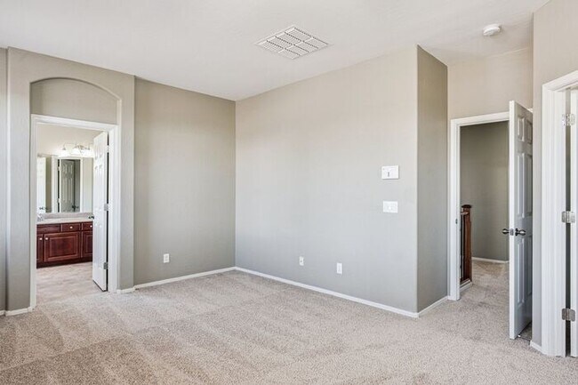 Building Photo - Beautiful 4 bedroom three bath home!