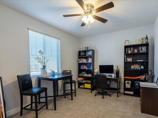 Building Photo - 3 Bedroom, 2.5 Bath