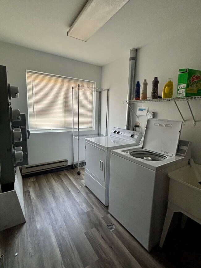 Building Photo - 14949 Lake View Dr