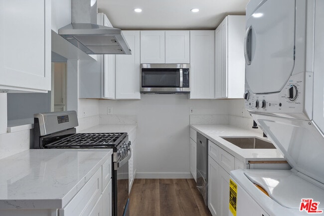 Building Photo - 10806 Doty Ave