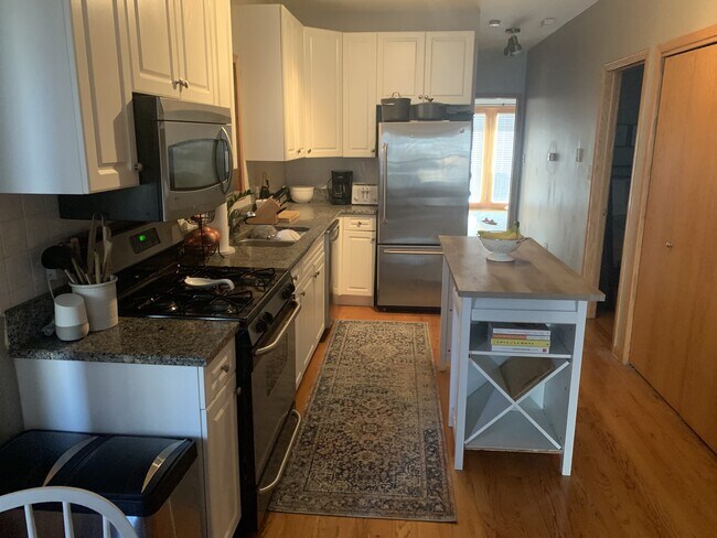 Kitchen - 939 N Fairfield Ave