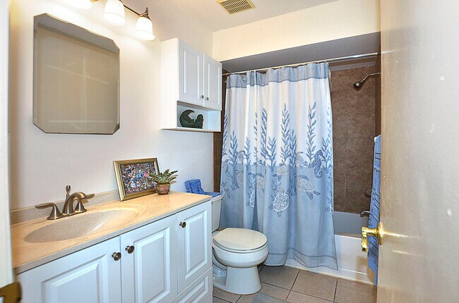 Building Photo - 900 Jasmine Ln