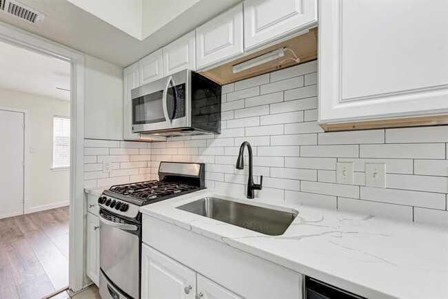 Building Photo - 1010 W 23rd St