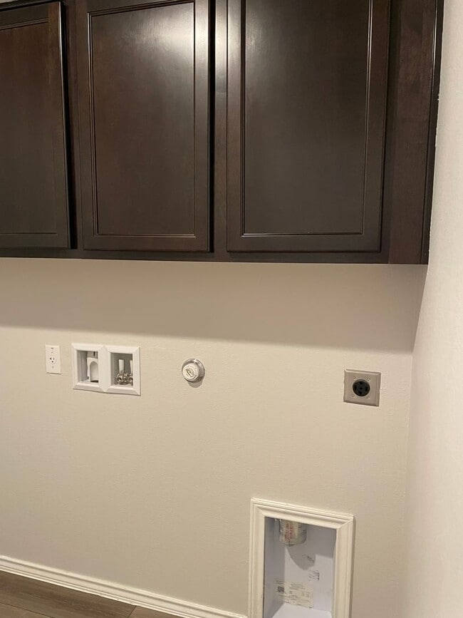 Building Photo - Available Now | Modern Single-Story 3 Bed, 2 Bath | Separate Office/Den | Big Yard | Pet Restrict...