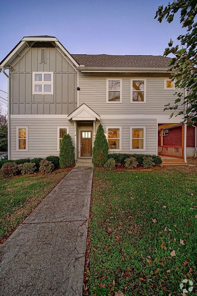 Building Photo - Don't miss this gorgeous 3BE/2.5BA in Desi...