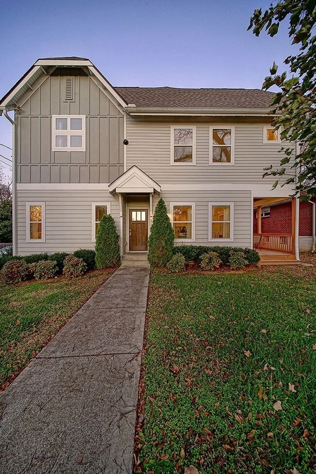 Building Photo - Don't miss this gorgeous 3BE/2.5BA in Desi...