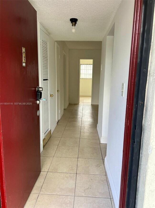 Building Photo - 220 SW 9th Ave