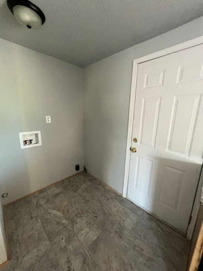 Building Photo - Large 3 Bedroom 2 Bath with Fenced Yard