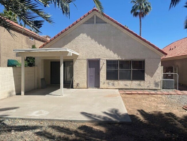 Building Photo - Gilbert home with community pool.