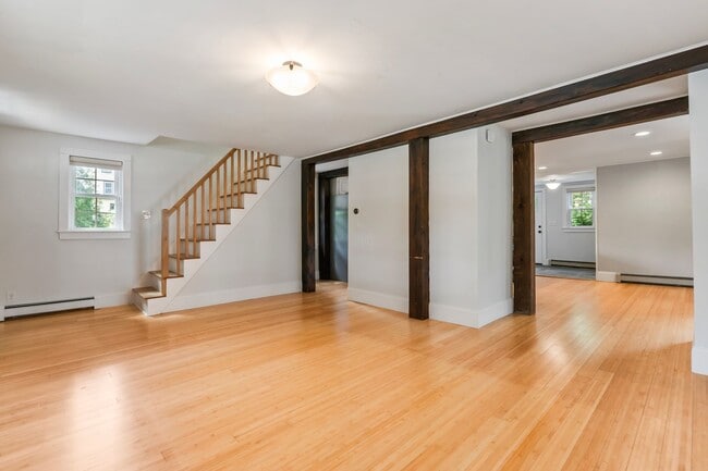 Building Photo - New England Style Farm House for RENT in P...