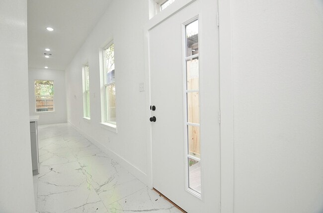 Building Photo - 9312 Waller St