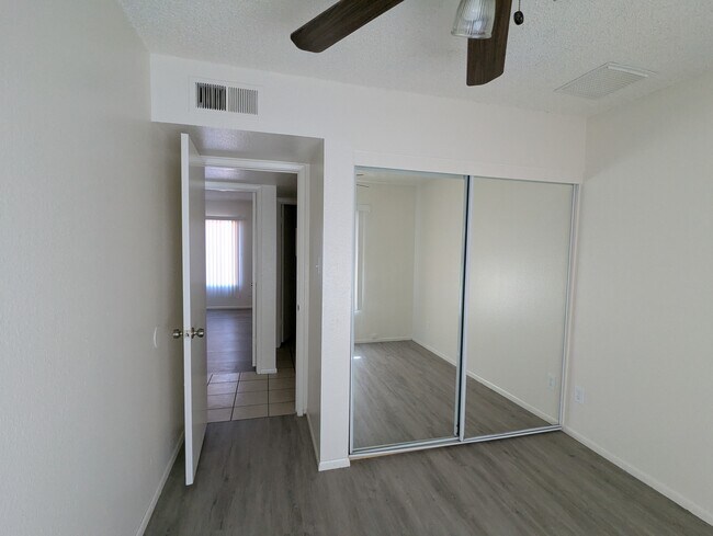 Building Photo - 563 N Santa Anna