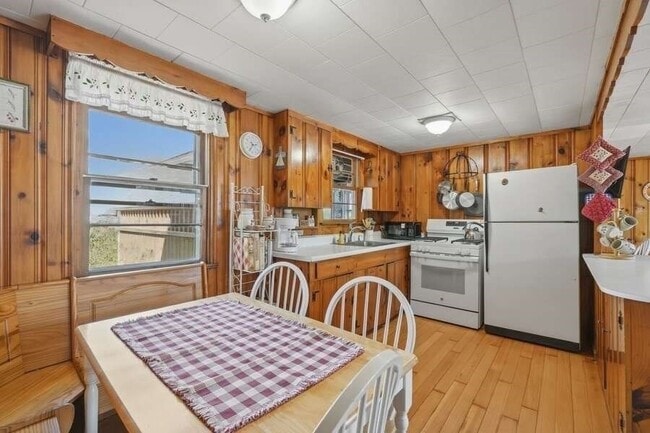 Building Photo - 21 Chadwell Ave