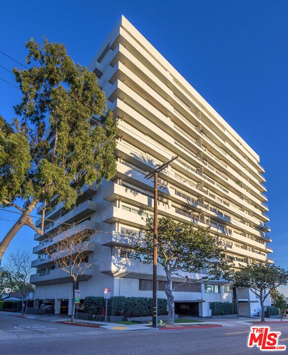 Building Photo - 838 N Doheny Dr