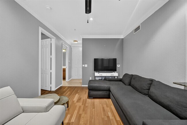 Building Photo - 7575 Kirby Dr