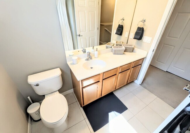 Building Photo - Seasonal/short term/annual  3/3 spacious townhouse with water view off University PKWY