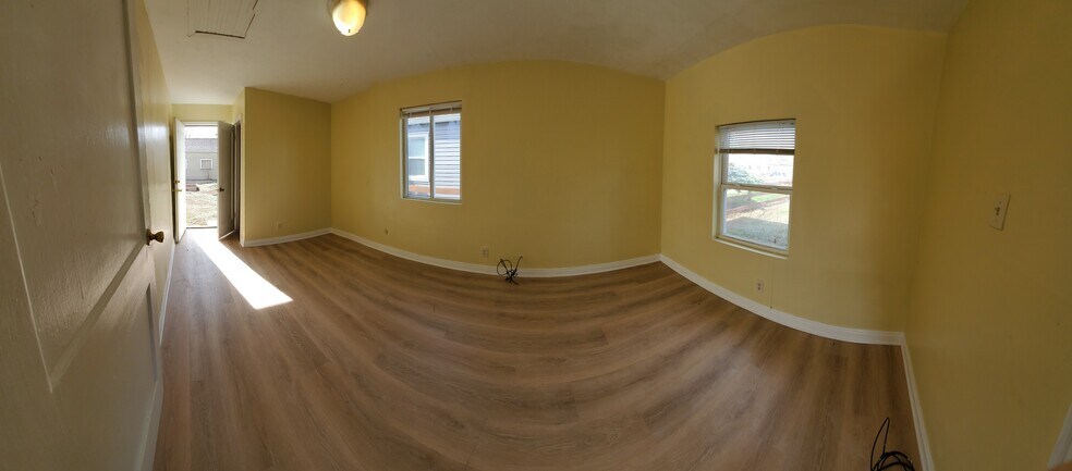 Large bedroom - 1917 Joliet St