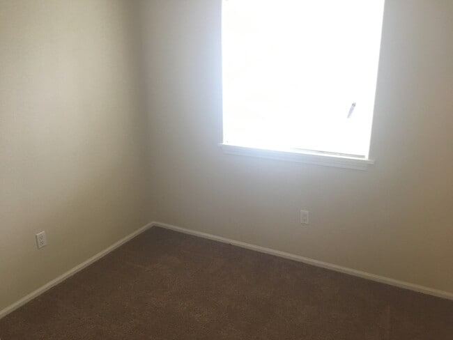 Building Photo - 3 bedroom townhouse in Springfield